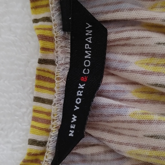 New York and Company Top Size M - Picture 3 of 5